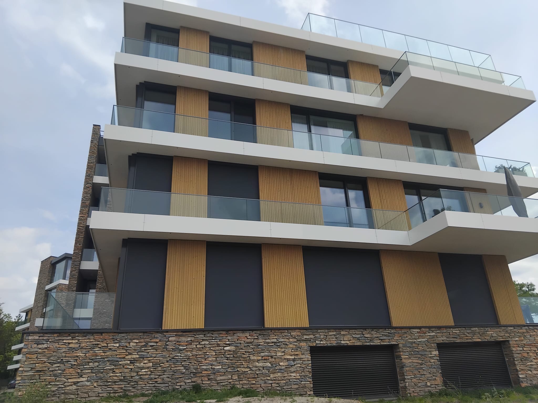 Modern gevelproject met houtlook ritme en afgewerkte balkons