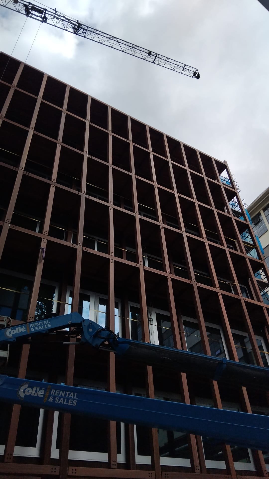 Detail van kozijn- en gevelaansluiting tijdens montage