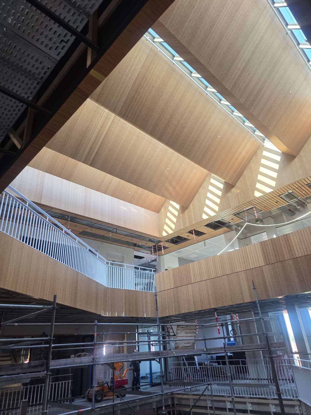 Binnenatrium met houten bekleding en zichtwerk in uitvoering